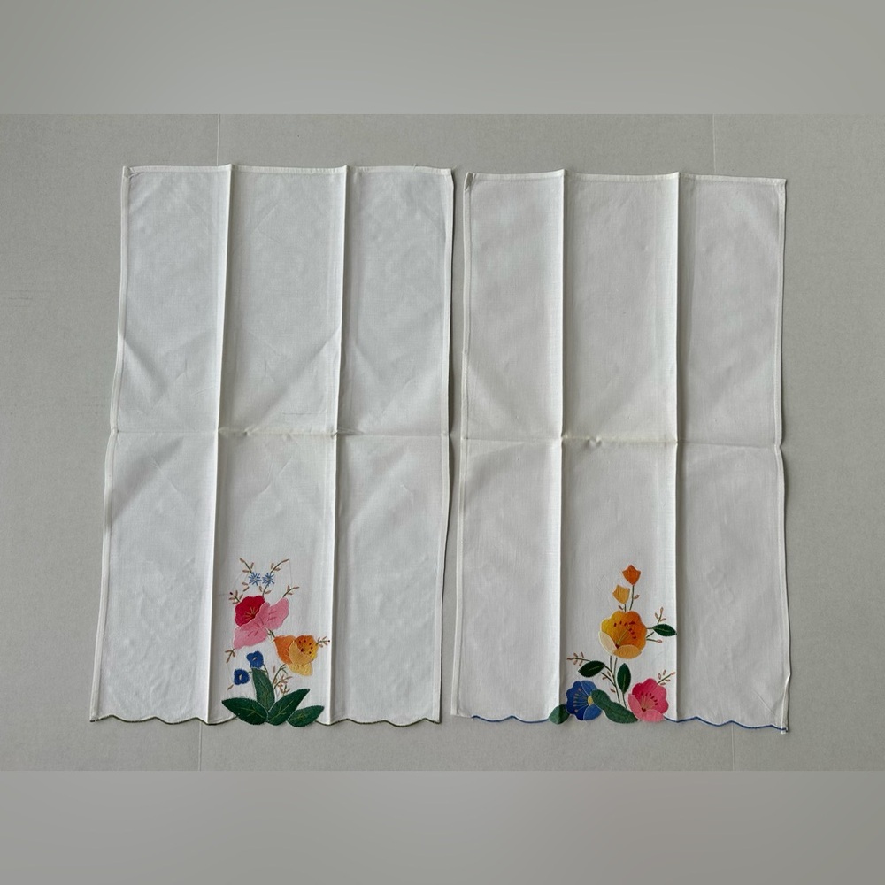 Set of Vintage Floral Embroidered White Napkins - Picture 12 of 13